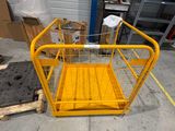 un gros plan d'une cage jaune posée sur une palette dans un entrepôt