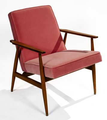 une image représentant une chaise rose à l'ossature en bois sur fond blanc