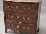 une commode ancienne avec un plateau en marbre et des ferrures en laiton