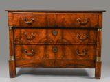 une commode ancienne avec des poignées en laiton et un plateau en bois