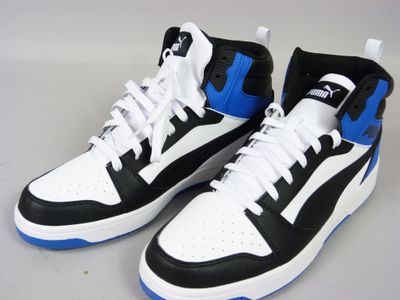 une paire de baskets noires et blanches rehaussées de touches de bleu