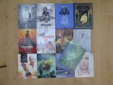 une photo d'un mur sur lequel sont posés de nombreux livres
