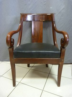 Fauteuil à crosses et dossier incurvé en acajou et placage d…