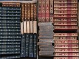 une boîte remplie de vieux livres posée sur une table
