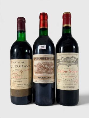 trois bouteilles de vin posées l'une à côté de l'autre sur une table