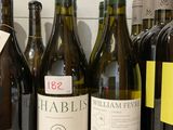 plusieurs bouteilles de vin sont alignées sur un comptoir