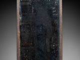 un miroir ancien avec un fond noir et un cadre doré