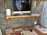 un bureau sur lequel se trouvent un ordinateur, un clavier, une souris et d'autres objets