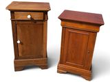 une paire de tables de chevet en bois, chacune dotée d'un tiroir et d'une porte