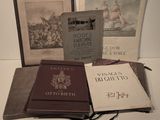 de nombreux livres posés sur une table