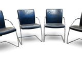 trois fauteuils en cuir noir avec des pieds chromés et une assise en cuir noir