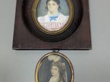 deux portraits encadrés représentant une femme et un homme, accrochés au mur