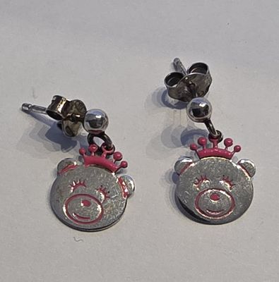 une paire de boucles d'oreilles en argent, ornées d'une tête de cochon et d'une couronne à chaque oreille