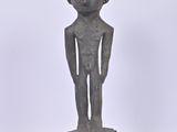 une image représentant la statue d'un homme debout sur un piédestal
