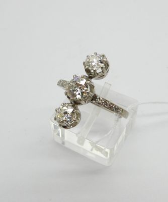 un gros plan d'une bague sertie de trois diamants