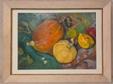 un tableau représentant une citrouille et d'autres fruits posés sur une table