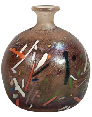 un vase marron orné de motifs colorés sur fond blanc