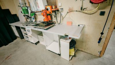 une photo d'un établi dans un garage avec des outils dessus