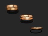 trois alliances en or et une bague