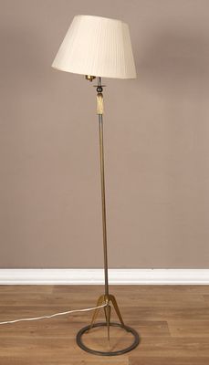 une photo d'une lampe posée sur un parquet