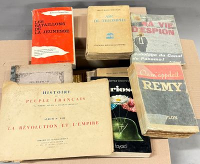 plusieurs livres sont empilés sur une table