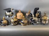 beaucoup de casques posés sur une table