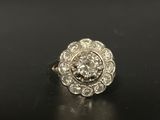 gros plan d'une bague en diamant sur une surface noire