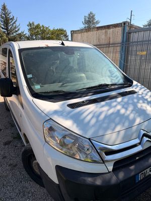 la camionnette blanche est garée sur le côté de la route