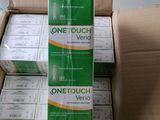 Plusieurs cartons de téléphones One Touch Vero sont empilés les uns sur les autres