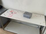 un bureau blanc avec un ordinateur dans une pièce