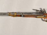 fusil avec un canon en bois et des garnitures en laiton sur fond blanc