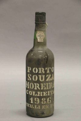 une vieille bouteille de vin avec une étiquette, posée sur une table