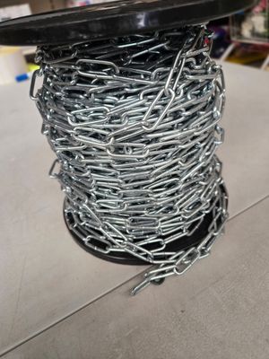 un gros plan sur une bobine de fil barbelé posée sur une table