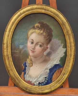 portrait d'une femme vêtue d'une robe bleue à col blanc à volants