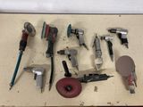 un grand nombre d'outils posés sur une table