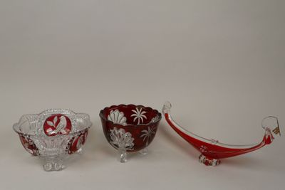 trois bols en verre et un bol posés sur une surface blanche