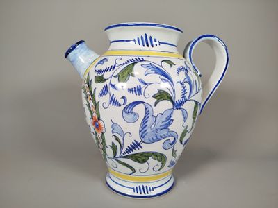 un vase bleu et blanc orné d'un motif floral