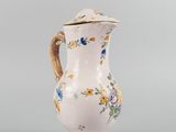 une image représentant un vase blanc orné de fleurs