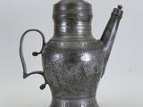 une vieille théière en argent avec une anse et une poignée, sur fond blanc