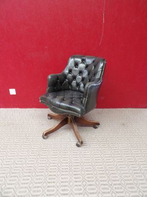 une chaise posée devant un mur rouge