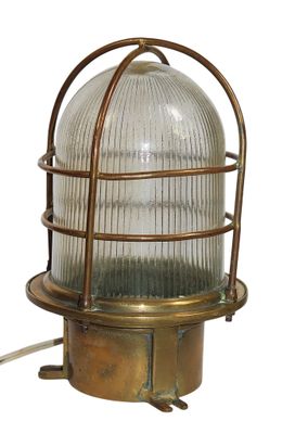 une image représentant une lampe posée sur une table