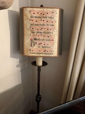 une lampe posée sur une table dans une pièce