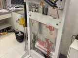 a picture of a machine that is sitting in a room