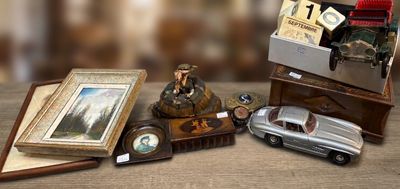 un grand nombre d'objets posés sur une table