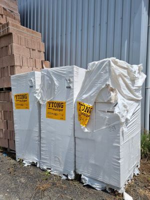 beaucoup de cartons emballés dans du plastique