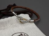 un sac blanc muni d'une corde marron et d'un crochet argenté