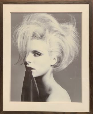 une photo en noir et blanc d'une femme aux cheveux blonds