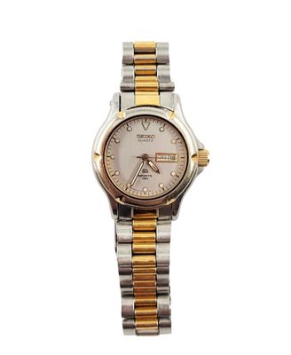 gros plan d'une montre sur fond blanc