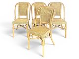 quatre chaises en osier et une table basse sur fond blanc