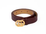 ceinture en cuir marron avec boucle dorée et boucle en forme de « G » double